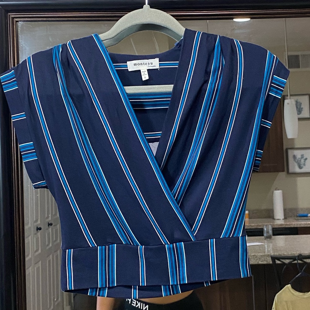 Cute crop top with short sleeves!